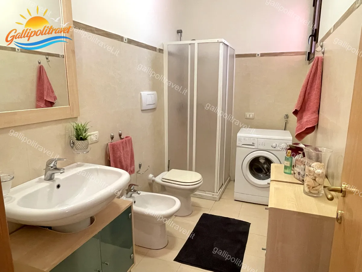 Bathroom with washing machine and shower of the three-room apartment Yellow, Baia Verde Gallipoli