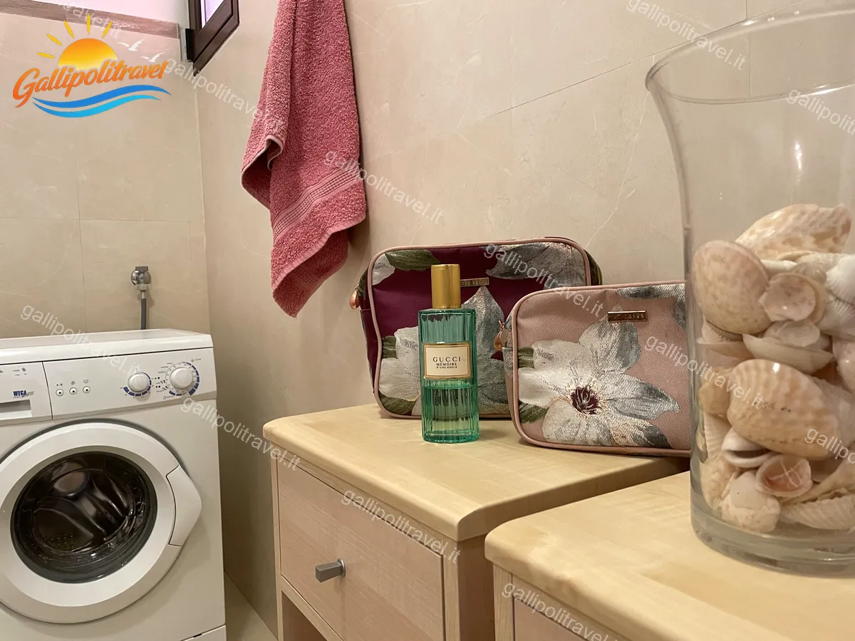 Bathroom with shell cabinet in the three-room apartment Yellow, Residenza Marina Baia Verde