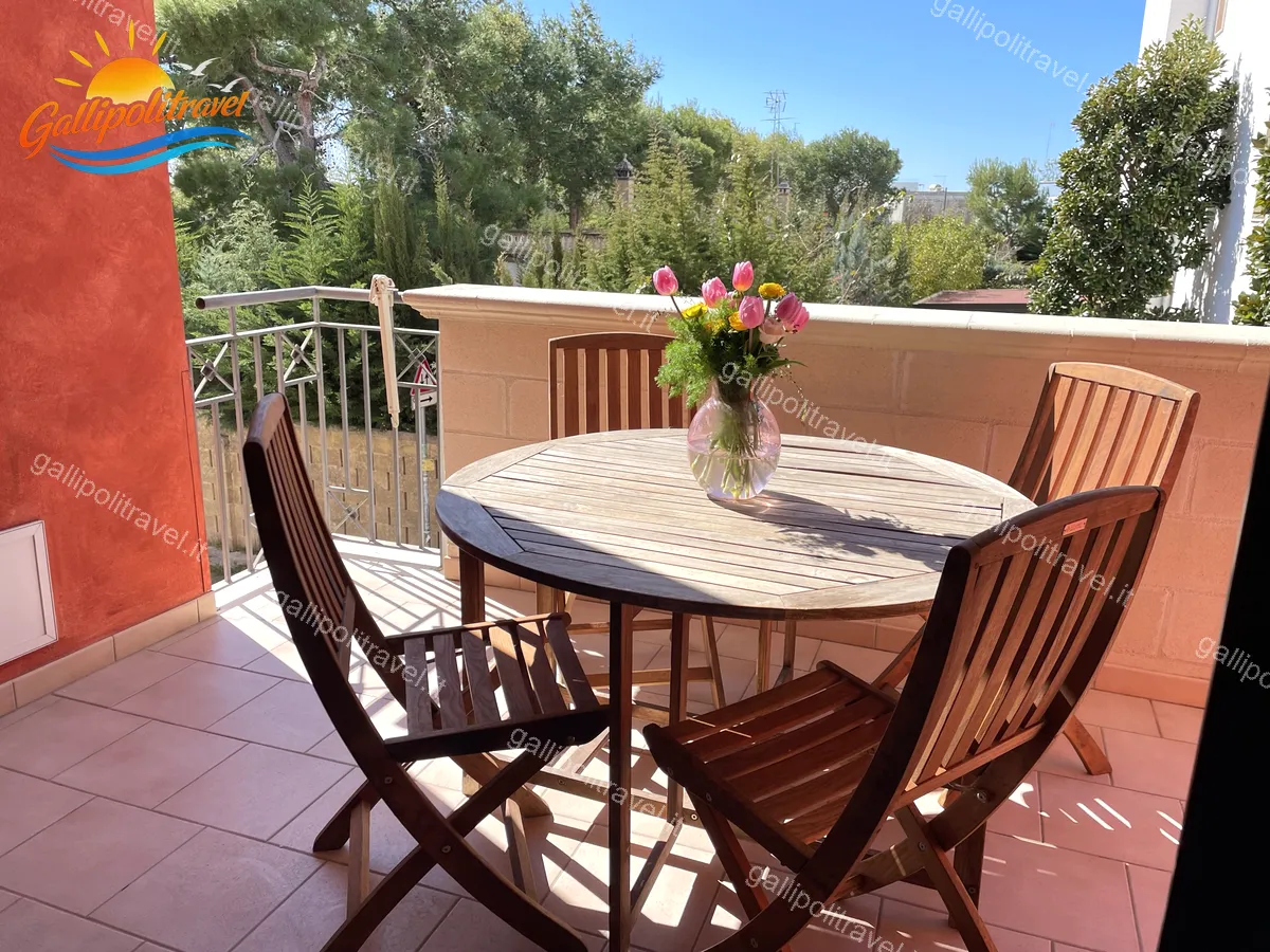 Flowered balcony with table of the three-room apartment Yellow, Baia Verde Gallipoli