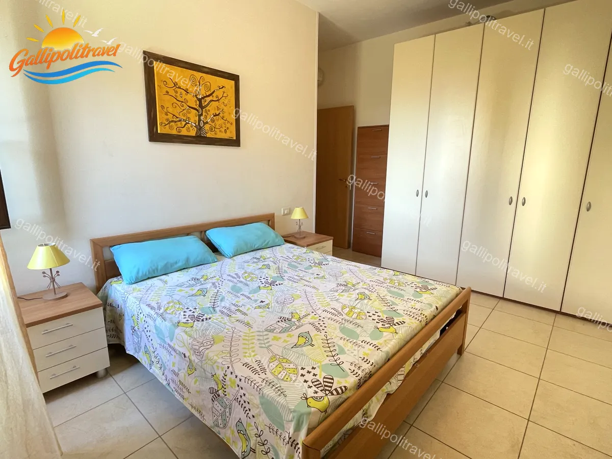 Double bedroom with wardrobe of the three-room apartment Yellow, Residenza Marina Gallipoli